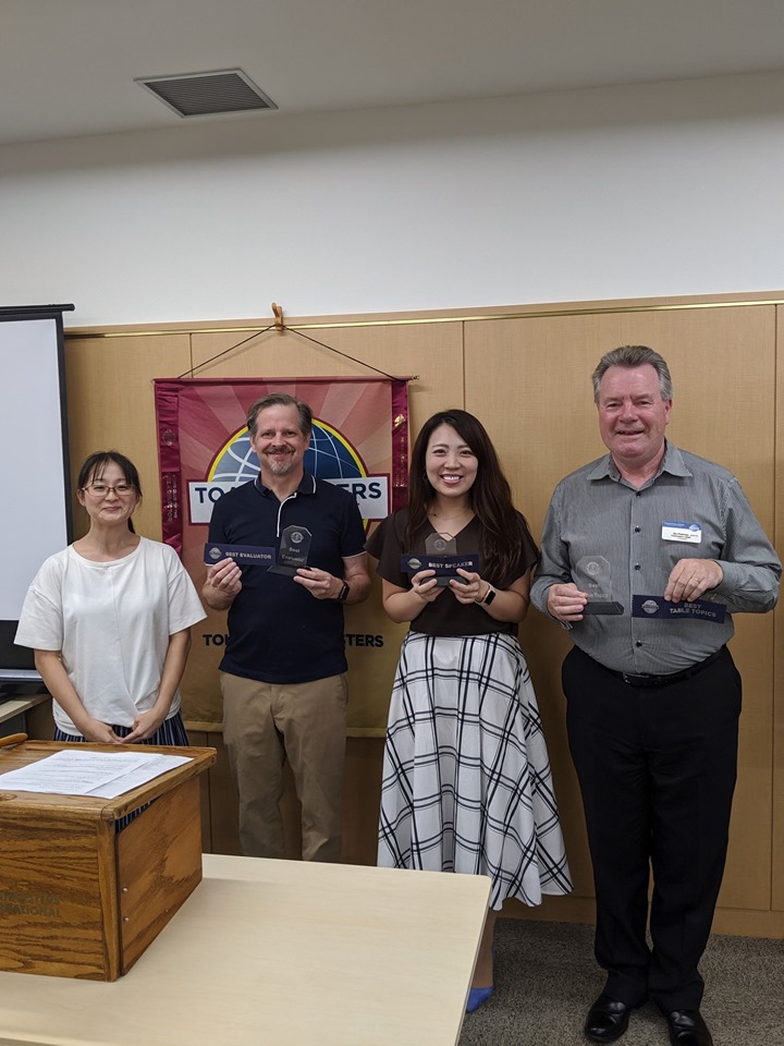 Sergeant at Arms Ian Chalmers visits a Tokyo toastmasters Club. (2019 October)